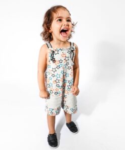 jardineira curta para bebê estampada de estrelas em moletom stretch com bolsos